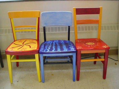 Cadeiras de madeira pintadas