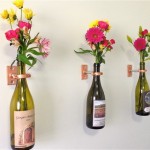 Decoração com vasos de flores na parede